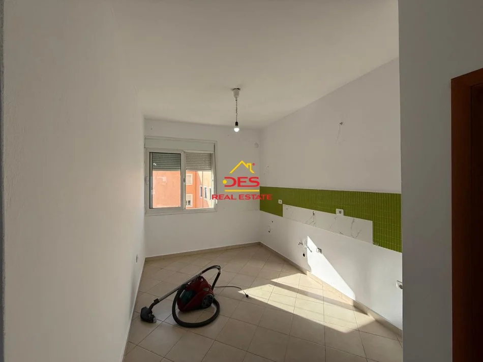 Vlore, shitet apartament 2+1+Ballkon Kati 3, 96 m² 110.000 € (Rruga gjergj Kastrioti)