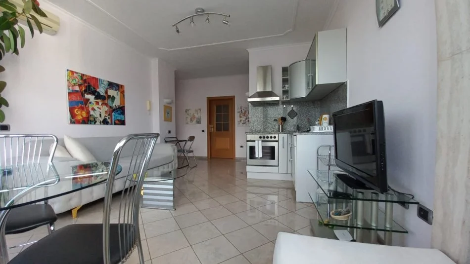 Tirane, jepet me qera 1+1 Kati 4, 61 m² 600 € (Bllok)