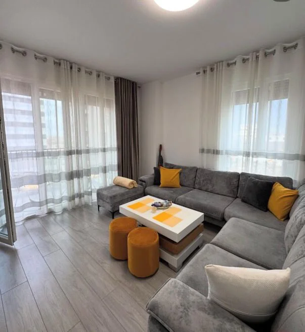 Tirane, jepet me qera apartament 2+1+Ballkon Kati 2, (Trio Towers)