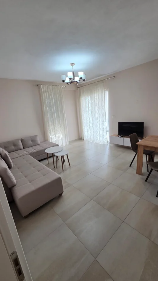 Tirane, jepet me qera apartament 3+1 Kati 3, 100 m² 650 € (Ali Demi)