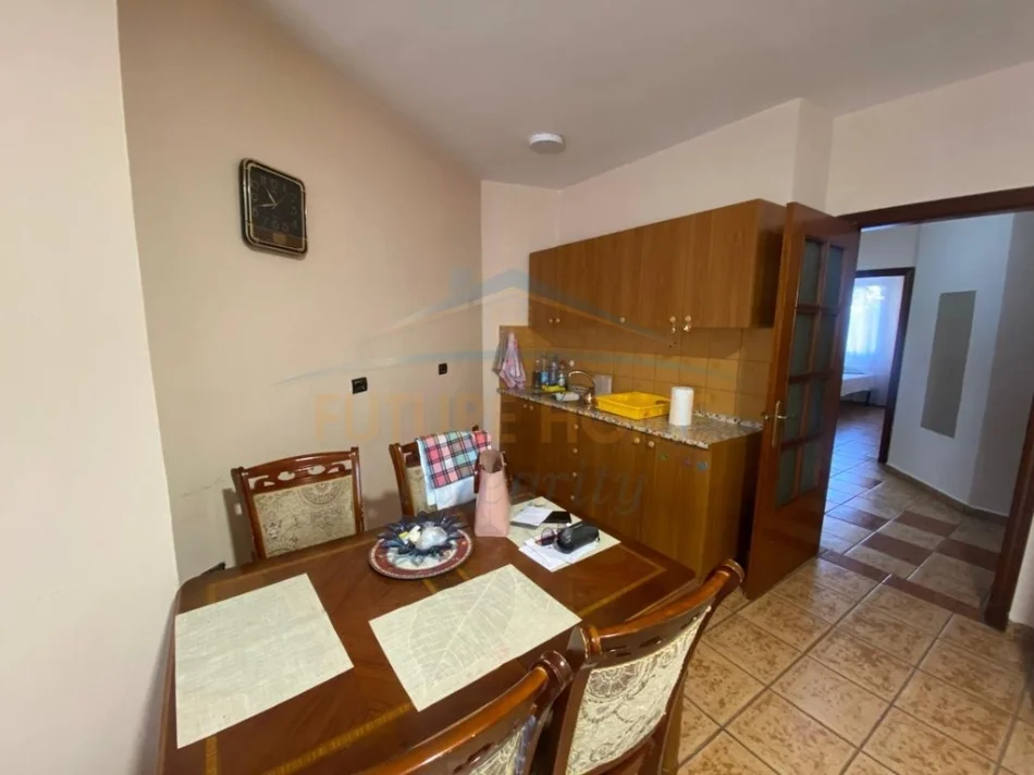 Tirane, jepet me qera apartament 1+1 Kati 3, 450 € 