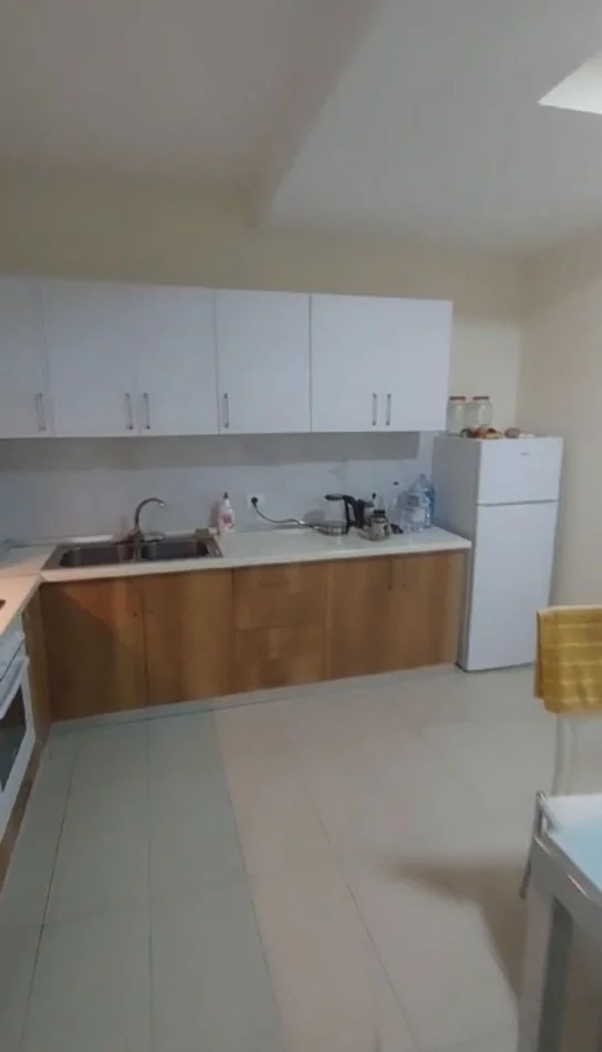 Tirane, jepet me qera apartament 2+1+Ballkon Kati 2, 120 m² 500 € (Bulevardi Bajram Curri)