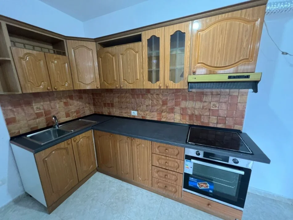 Tirane, jepet me qera apartament 1+1+Ballkon Kati 4, 55 m² 350 € (FUSHA E AVIACIONIT TE BAR AGRON)