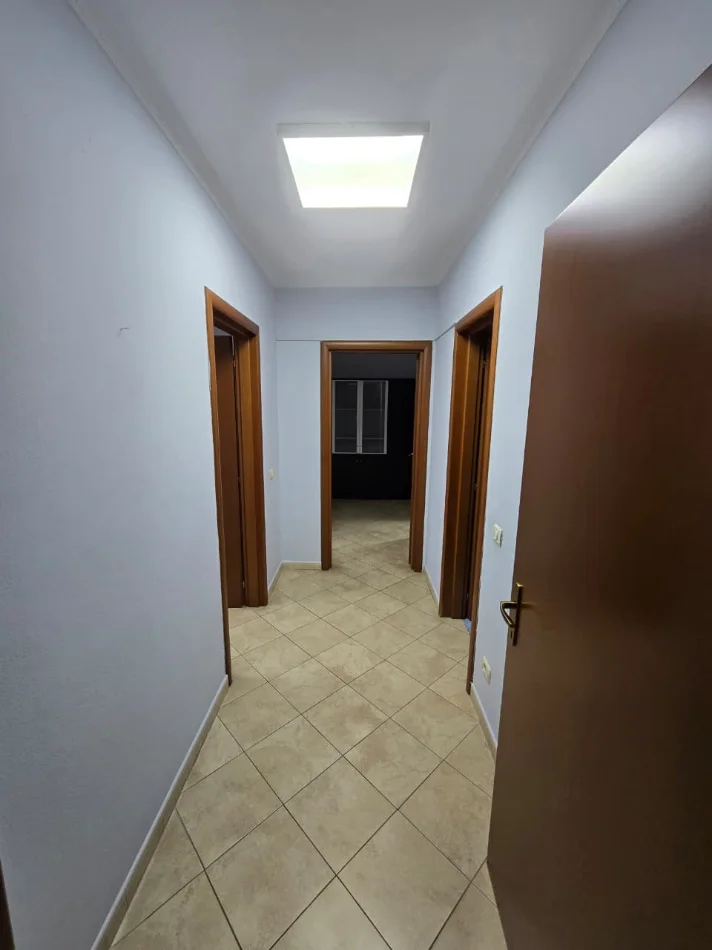 Tirane, jepet me qera zyre Kati 5, 136 m² 1.200 € (Libri Universitar)