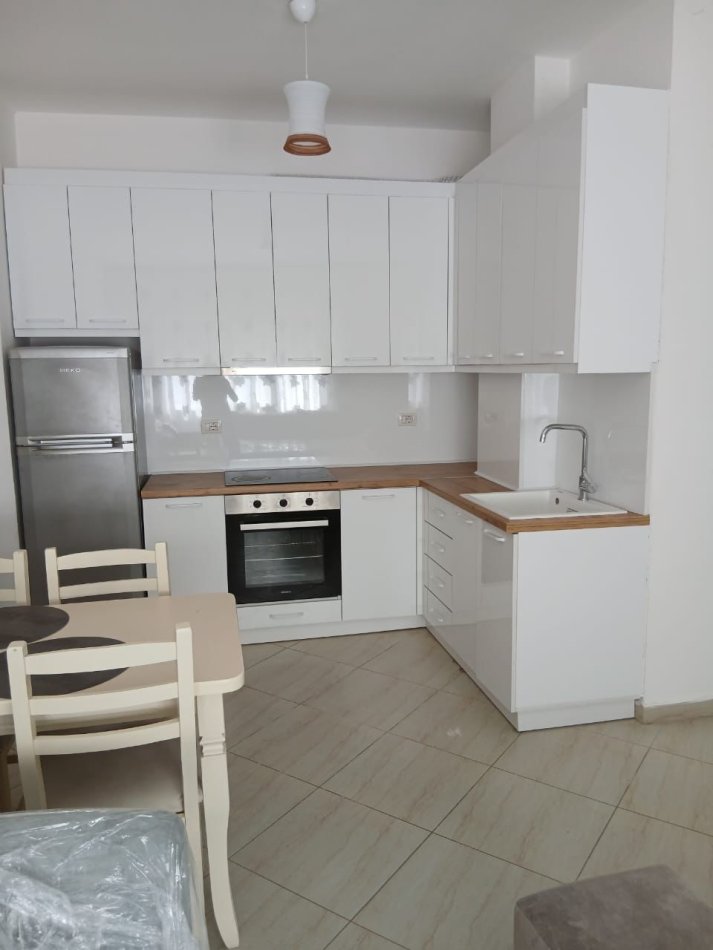 Tirane, jepet me qera apartament 2+1 Kati 3, 90 m² 550 € (liqeni i thate)