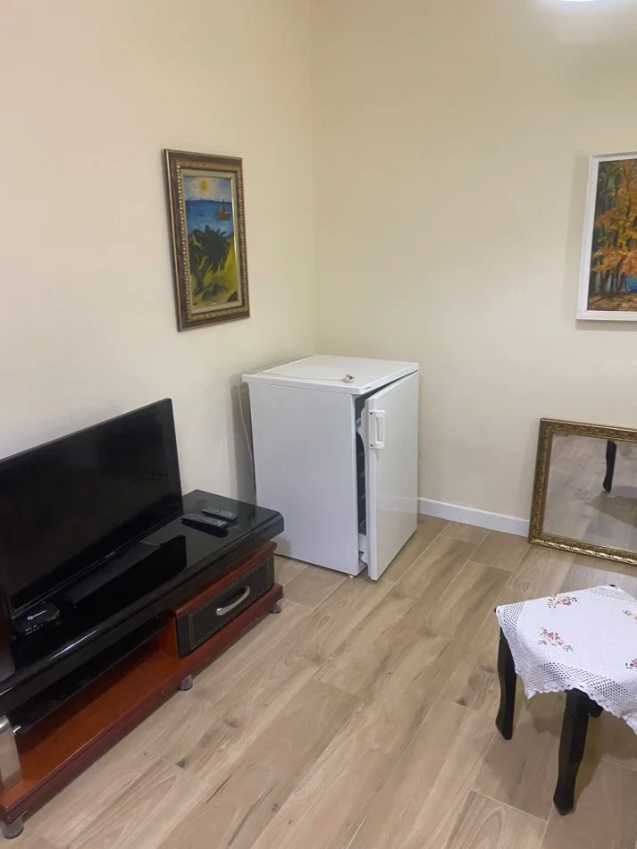 Tirane, jepet me qera apartament 1+1 Kati 3, 60 m² 520 € (Rruga Myslym Shyri afer Someg)