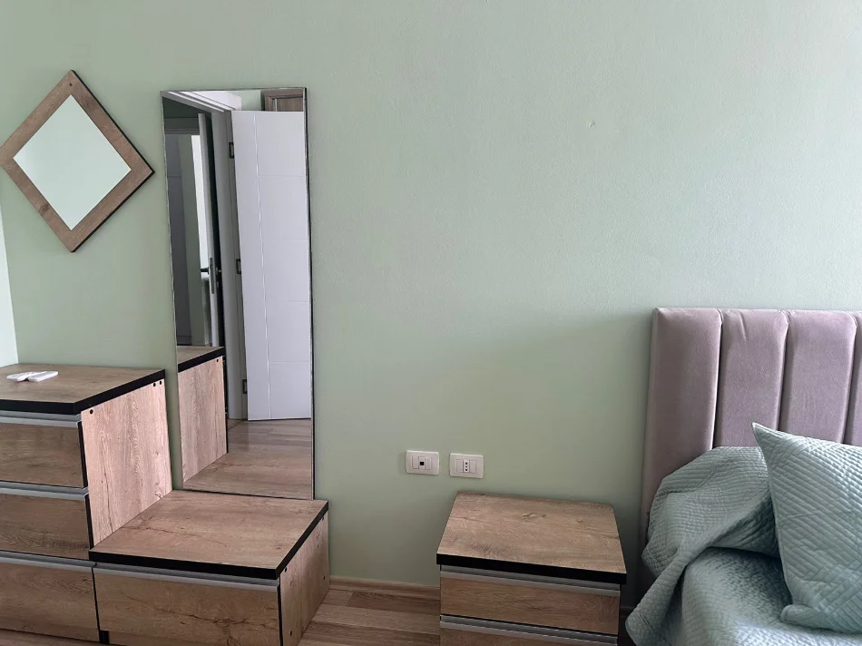 Tirane, jepet me qera apartament 1+1 Kati 1, 70 m² 700 € (Rruga Jeronim de Rada, perballe Toptanit)