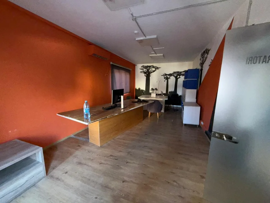 Tirane, jepet me qera ambjent biznesi Kati 1, 311 m² 3.000 € (Ish blloku, Rr.Sami Frasheri)