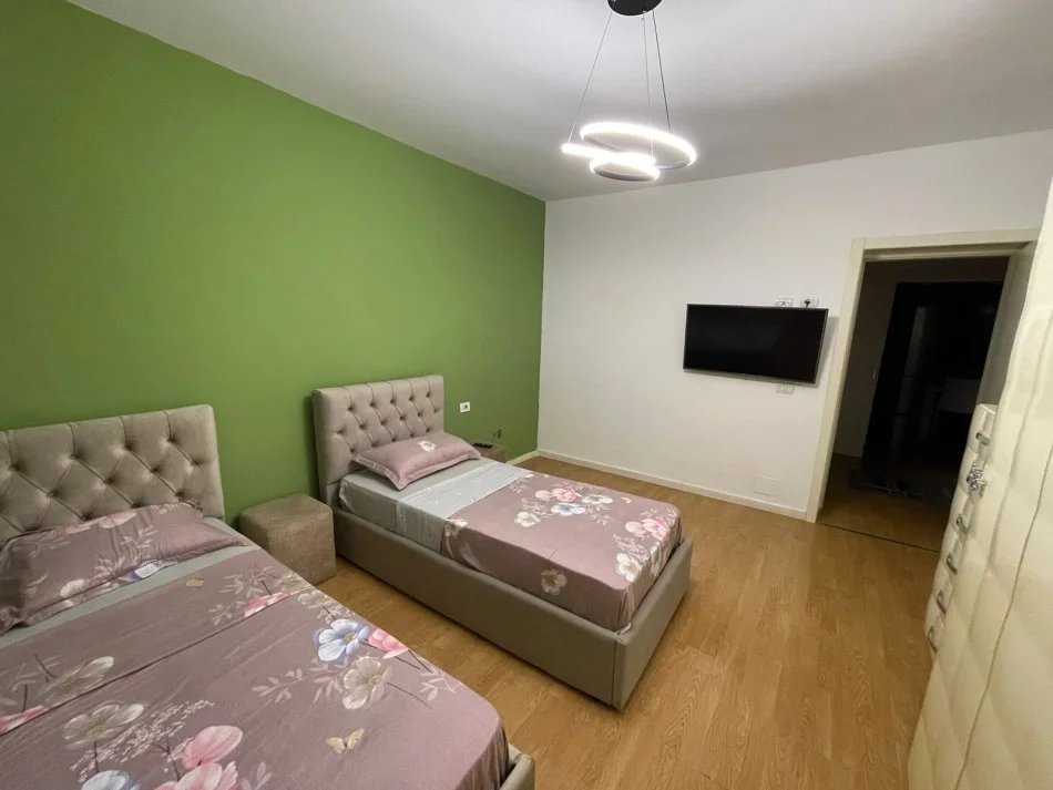Tirane, jepet me qera apartament 2+1+Ballkon Kati 5, 120 m² 1.000 € (Komuna e Parisit)