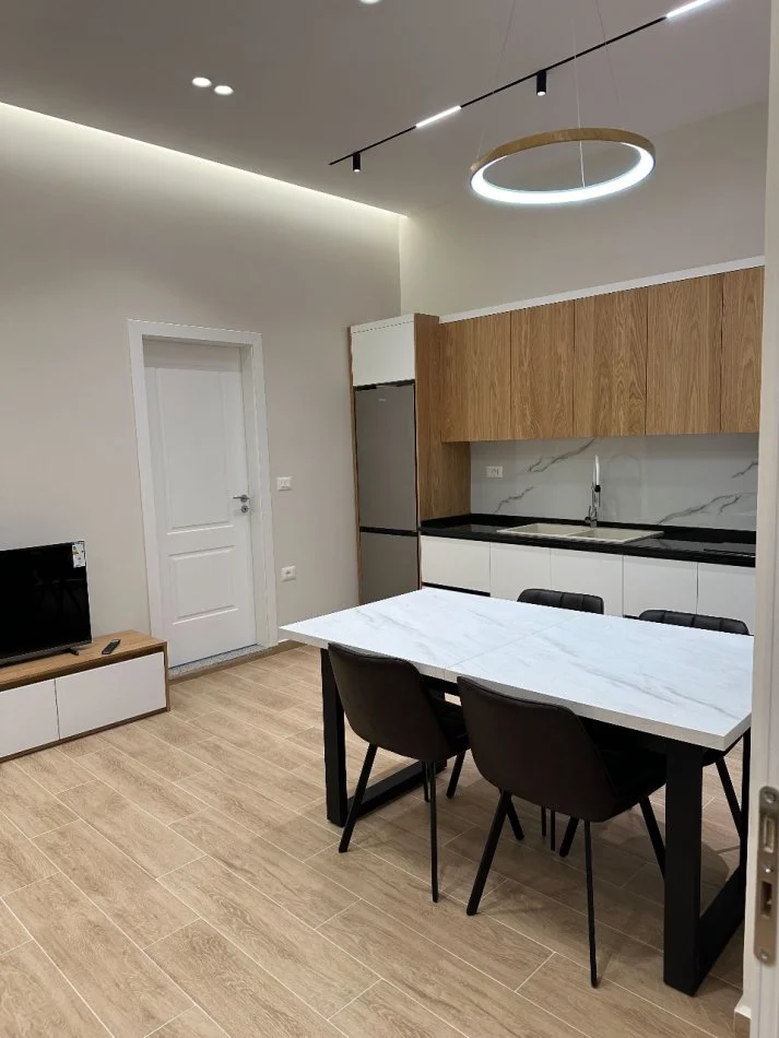 Tirane, jepet me qera apartament 2+1+Ballkon Kati 1, 80 m² 600 € (DON BOSKO)