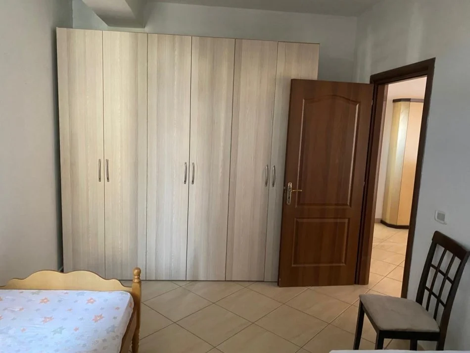 Tirane, jepet me qera apartament 2+1+Ballkon Kati 3, 115 m² 500 € (Fondacioni Eleonor)