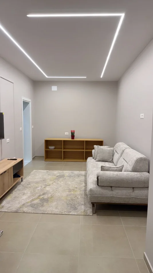 Tirane, jepet me qera apartament 1+1 , 61 m² 650 € (Komuna e Parisit)