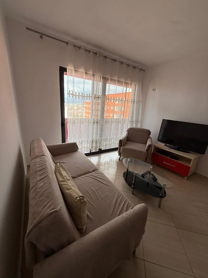 Tirane, jepet me qera apartament 2+1+Ballkon , 400 € (Yzberisht)
