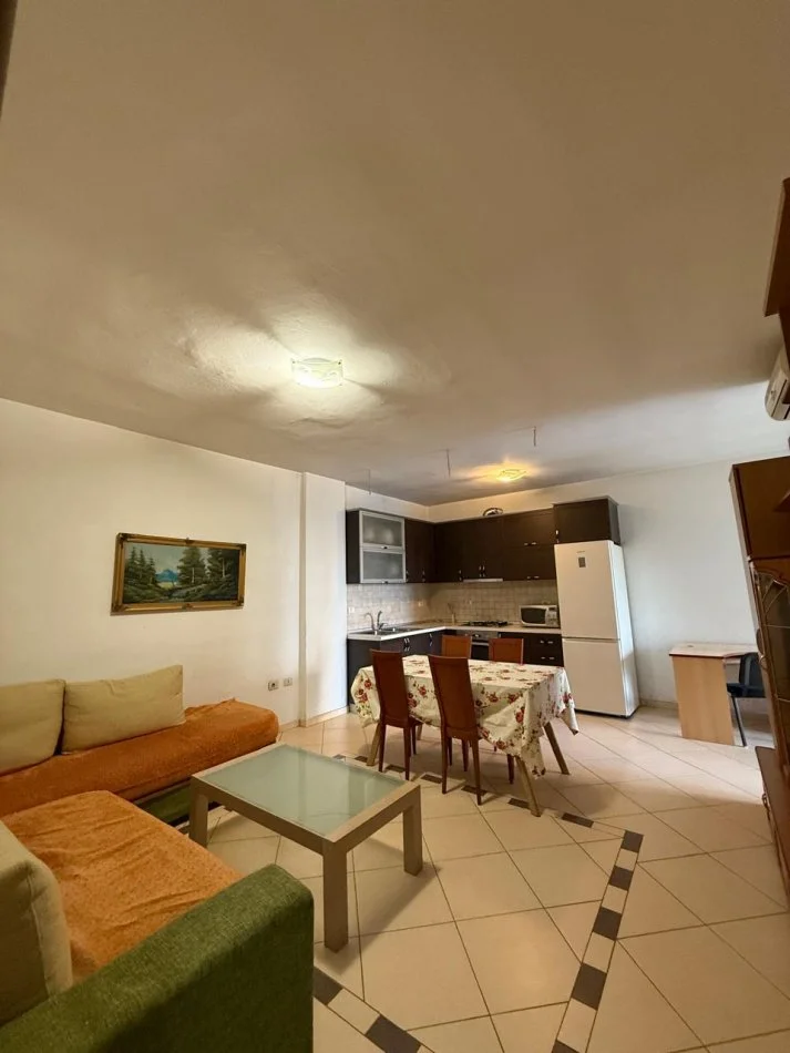 Tirane, jepet me qera apartament 1+1 Kati 1, 90 m² 600 € (Selvia)