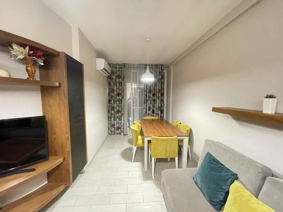 Tirane, jepet me qera 2+1+Ballkon , 