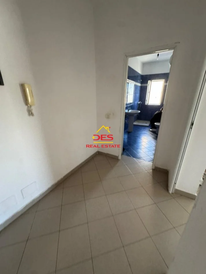 Vlore, jepet me qera apartament 1+1+Ballkon Kati 5, 80 m² 180 € (Rruga Lef Sallata)