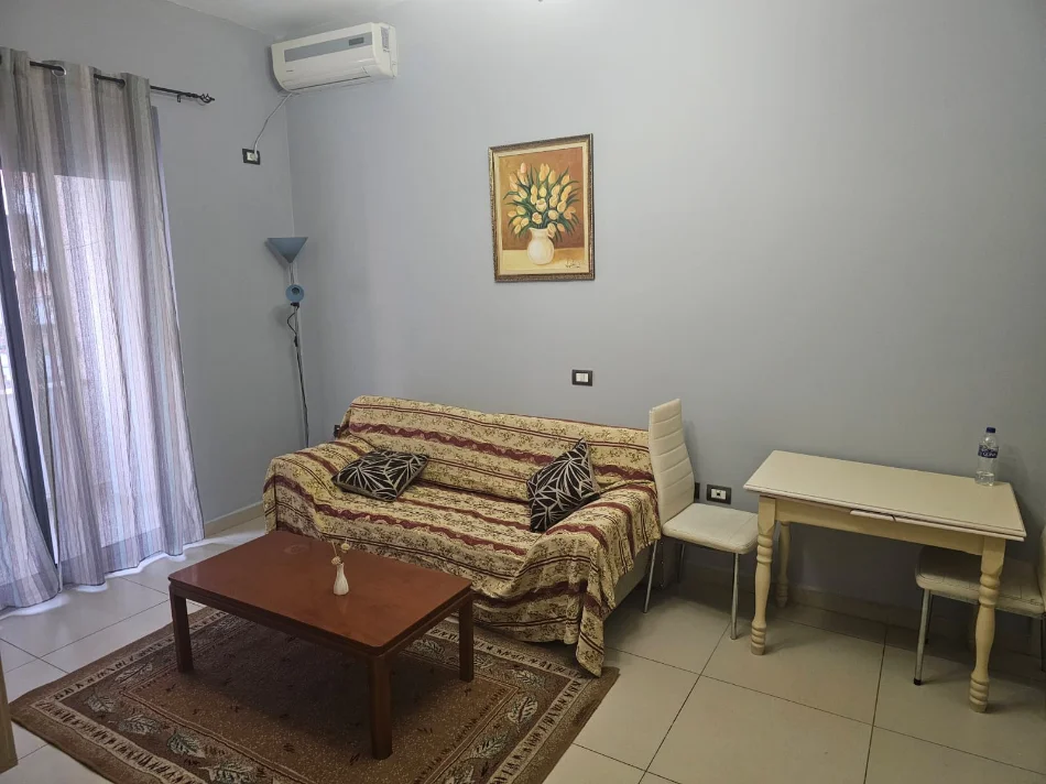 Tirane, jepet me qera apartament 1+1 Kati 4, 55 m² 500 € (Sheshi Wilson)