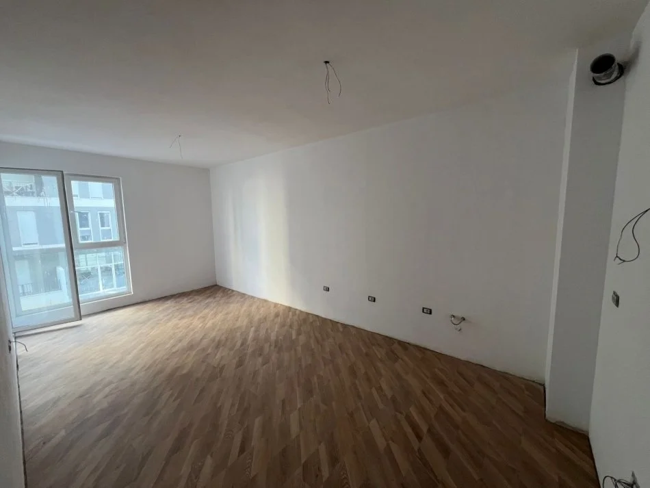 Tirane, shitet apartament 2+1+Ballkon Kati 1, 83 m² 78.000 € (Univers City)