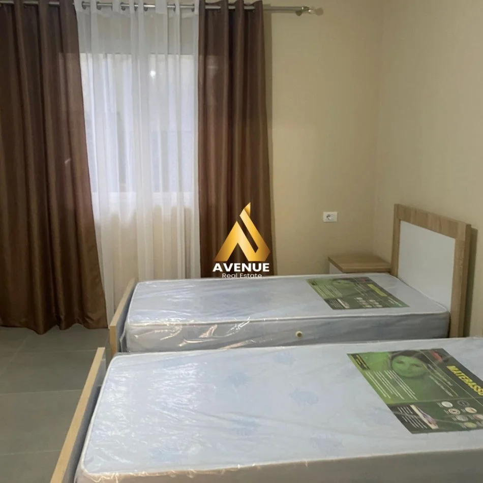 Tirane, jepet me qera Vile 1+1 Kati 3, 65 m² 400 € (Rruga Andon Mazreku)