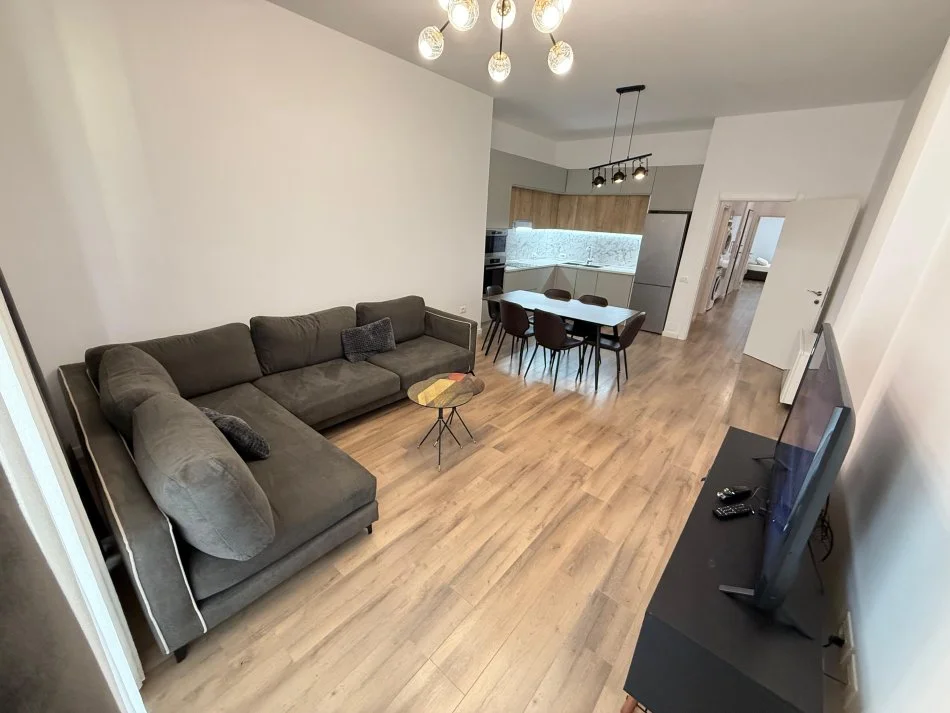 Tirane, jepet me qera apartament 2+1 Kati 8, 130 m² 1.000 € (Square 21)