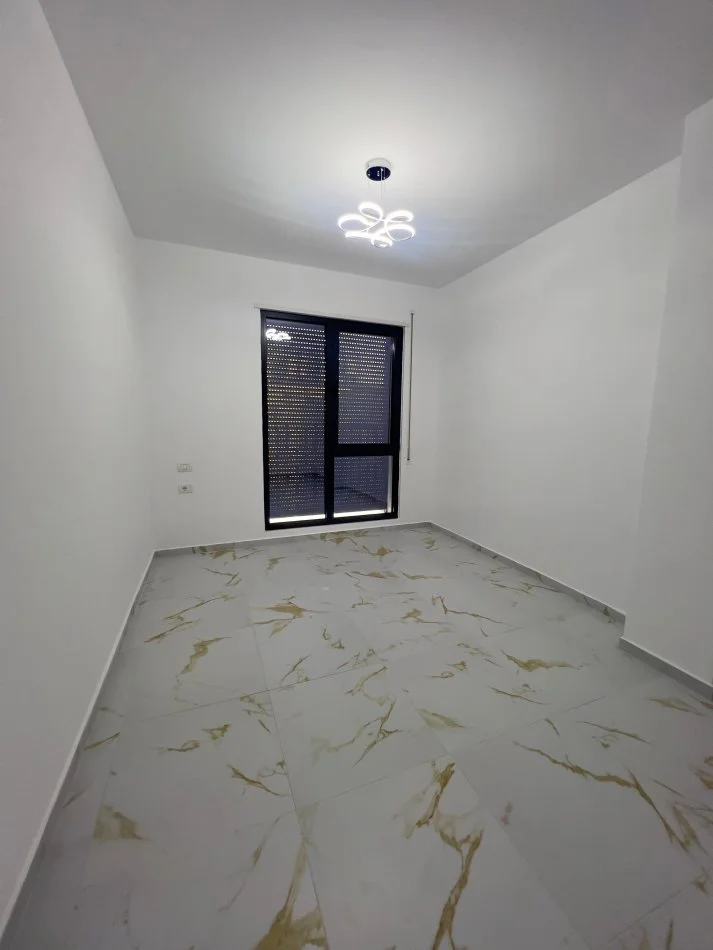 Tirane, jepet me qera apartament 2+1+Ballkon Kati 1, 120 m² 800 € (Tregu elektrik)
