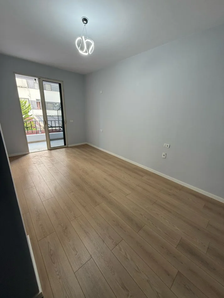 Tirane, shitet apartament 2+1+Ballkon Kati 1, 92 m² 128.000 € (Yzberisht tek Bar Unik)