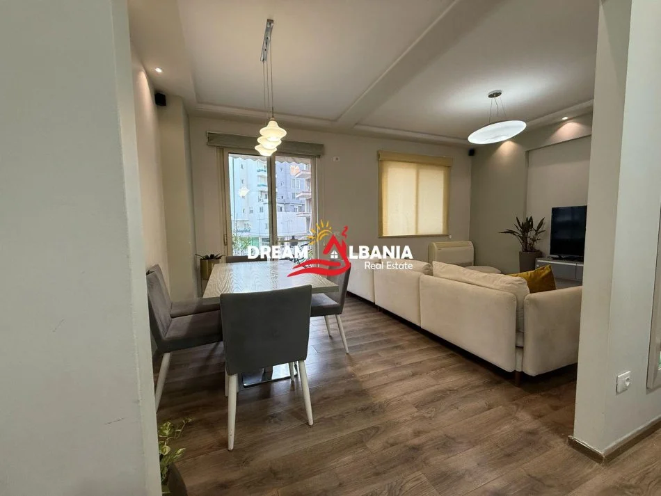Tirane, jepet me qera apartament 2+1 Kati 3, 97 m² 700 € (Kopeshti Botanik)