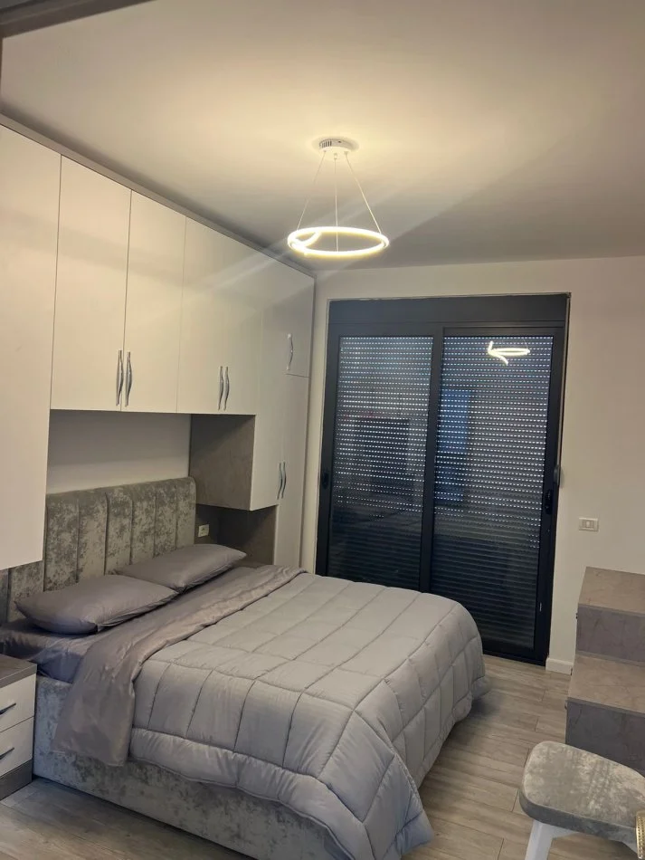 Tirane, jepet me qera apartament 2+1+Ballkon Kati 8, 90 m² 550 € (Rruga Teodor Keko)