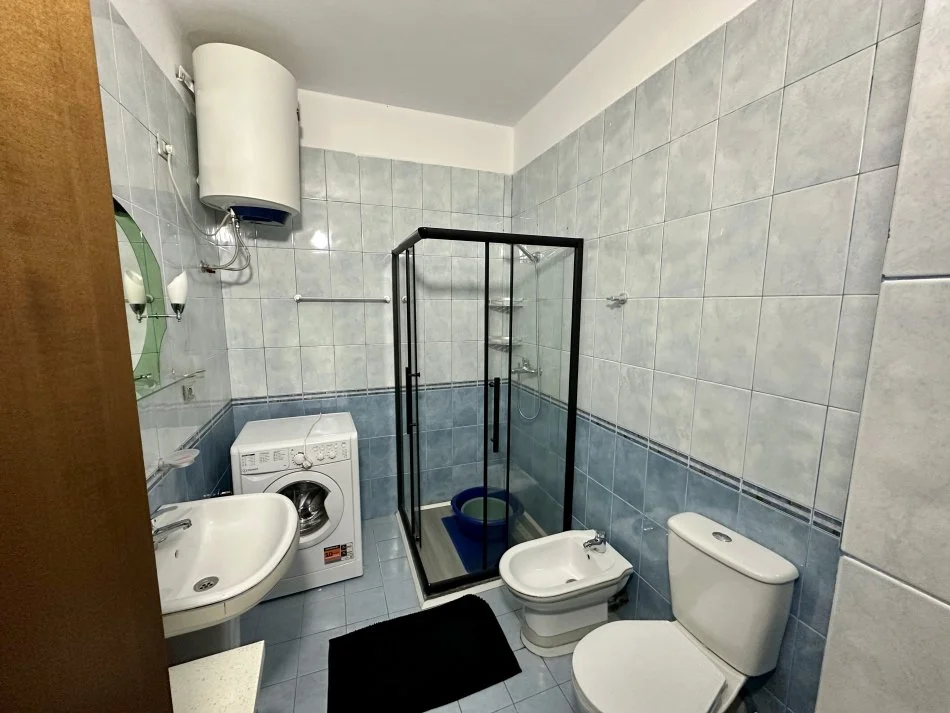 Tirane, jepet me qera apartament 2+1+Ballkon Kati 3, 61 m² 550 € (Rruga e Elbasanit, Prane Piceri Laguna)