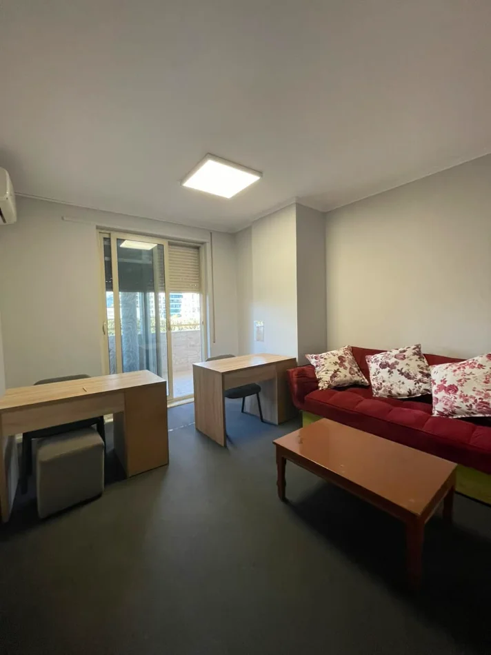 Tirane, jepet me qera ambjent biznesi Kati 5, 220 m² 1.500 € (Lake View)