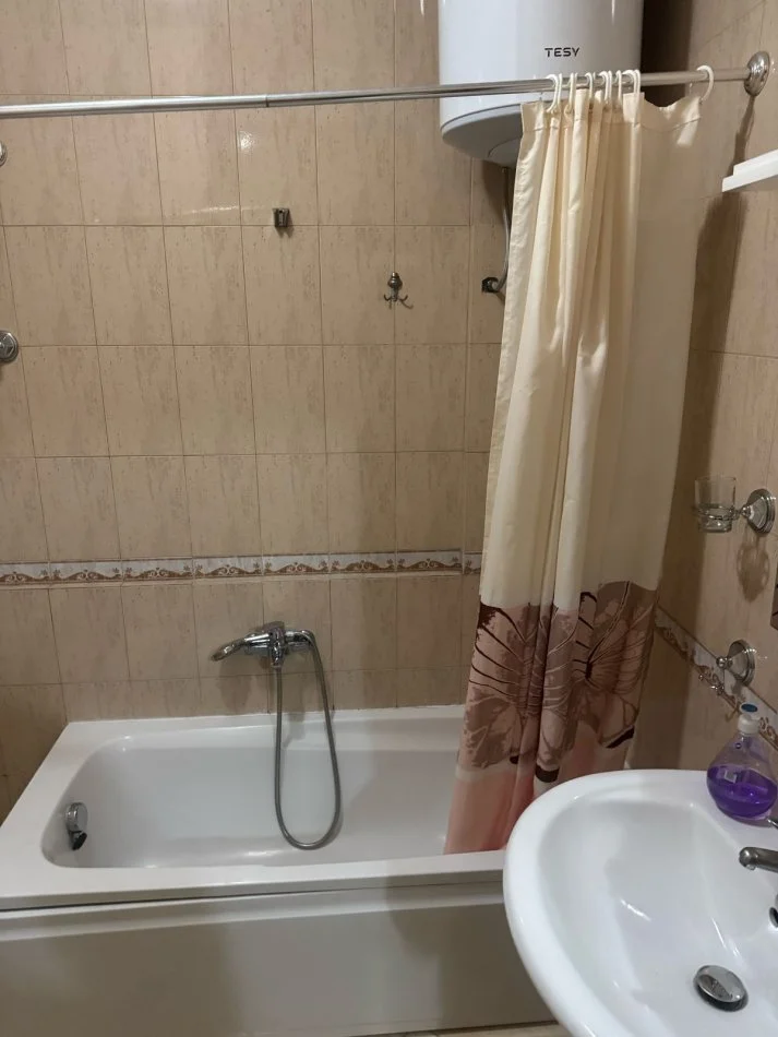 Tirane, jepet me qera apartament 1+1+Ballkon Kati 5, 75 m² 400 € (rruga Don Bosko)