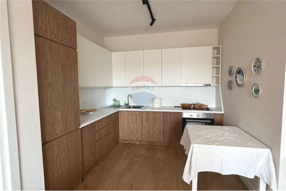 Tirane, jepet me qera apartament 2+1 Kati 8, 105 m² 1.000 € (Ish Ekspozita)