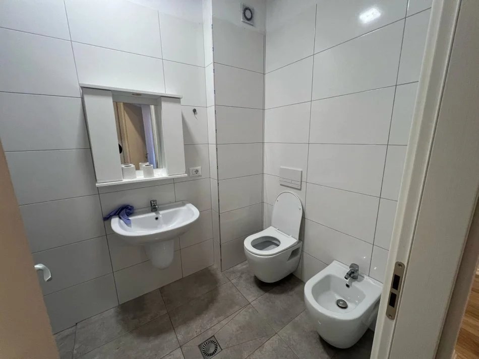 Tirane, jepet me qera 2+1+Ballkon Kati 1, 95 m² 500 € 