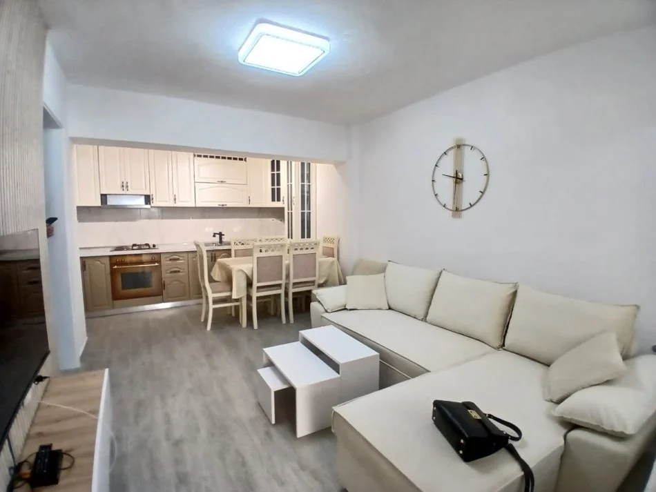 Tirane, jepet me qera apartament 2+1 Kati 1, 80 m² 550 € (rruga Muhamed Gjollesha)