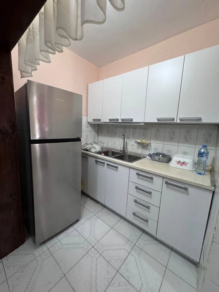 Tirane, jepet me qera apartament 2+1+Ballkon Kati 5, 85 m² 450 € (rruga e Kavajes)