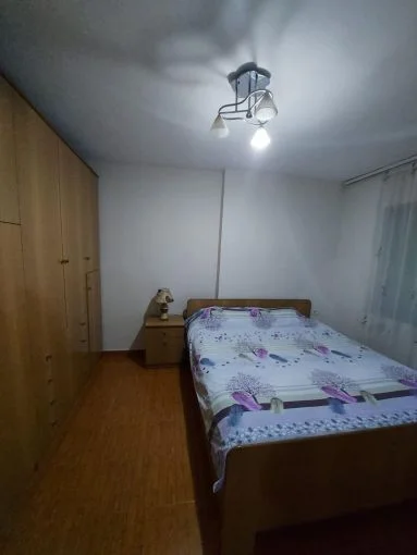 Tirane, jepet me qera apartament 2+1+Aneks+Ballkon Kati 4, 500 € (rruga 5 maji)