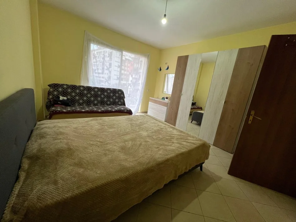 Tirane, jepet me qera apartament 2+1+Ballkon Kati 3, 85 m² 380 € (Yzberisht)