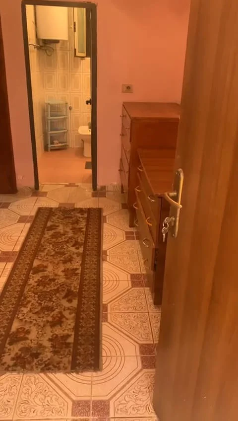 Tirane, jepet me qera shtepi 1+1+Ballkon Kati 0, 60 m² 300 € (Rruga Don Bosko)