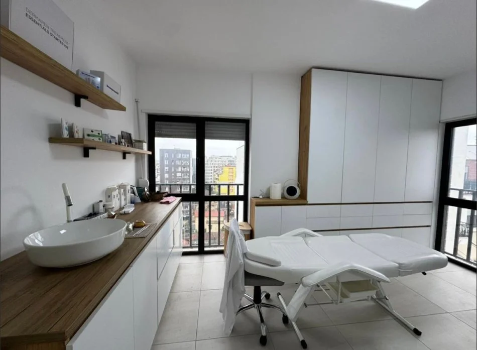 Tirane, shitet apartament 3+1 Kati 8, 116 m² 261.000 € (Prane Vila Goldi)