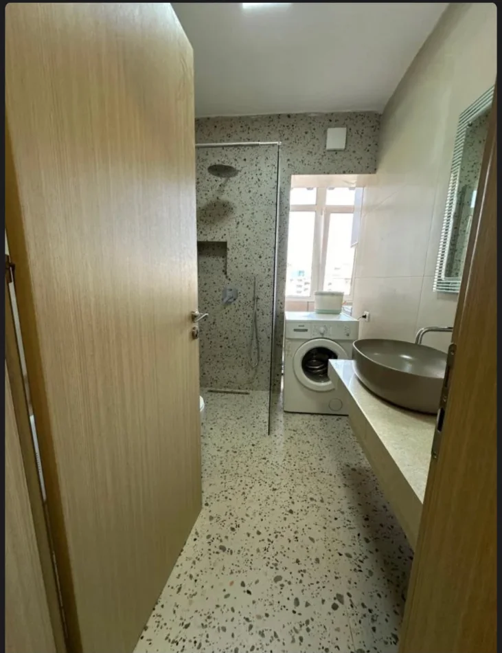 Shqiperi, jepet me qera garsonier 1+1 Kati 2, 40 m² 400 € (Zonja Curre)