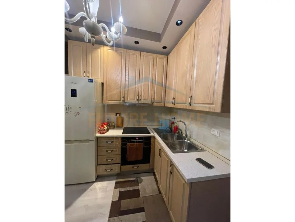 Tirane, jap me qera apartament 2+1+Ballkon Kati 4, 90 m² 1.000 € (liqeni thate)