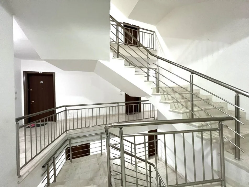 Tirane, jepet me qera apartament 2+1+Ballkon , (Ali Demi)