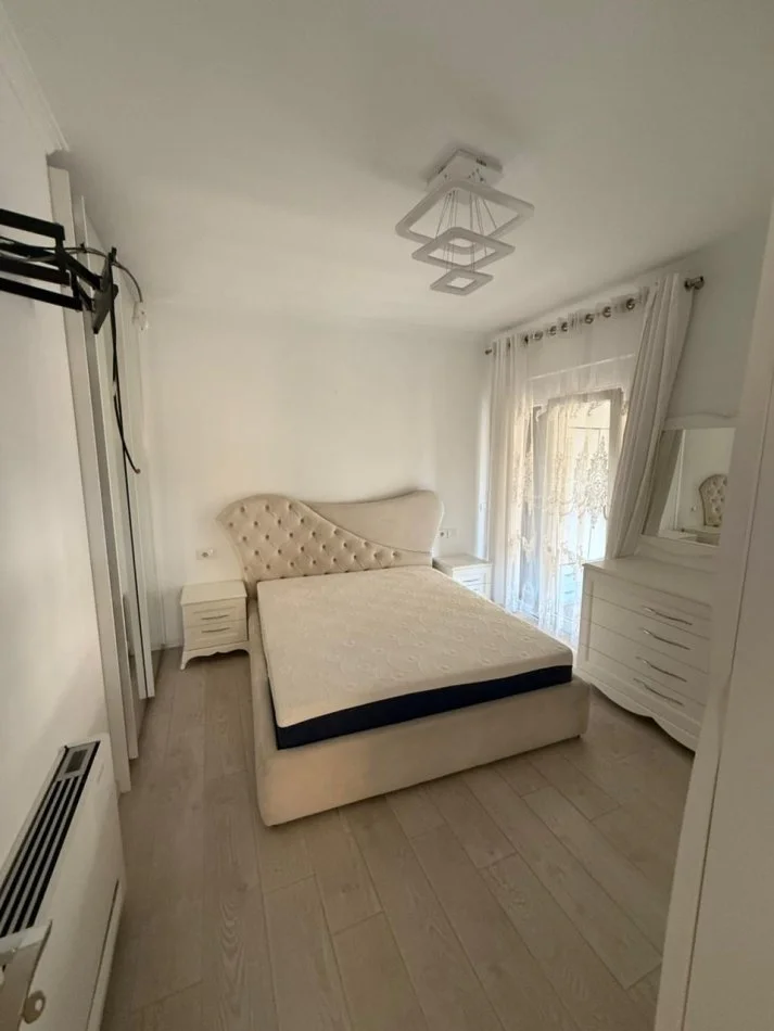Tirane, jepet me qera apartament 2+1+Aneks+Ballkon Kati 7, 117 m² 1.000 € (Rruga Xhanfize Keko)