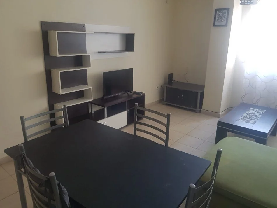 Tirane, jepet me qera apartament 1+1+Ballkon Kati 5, 65 m² 400 € (rruga Din Bosko)