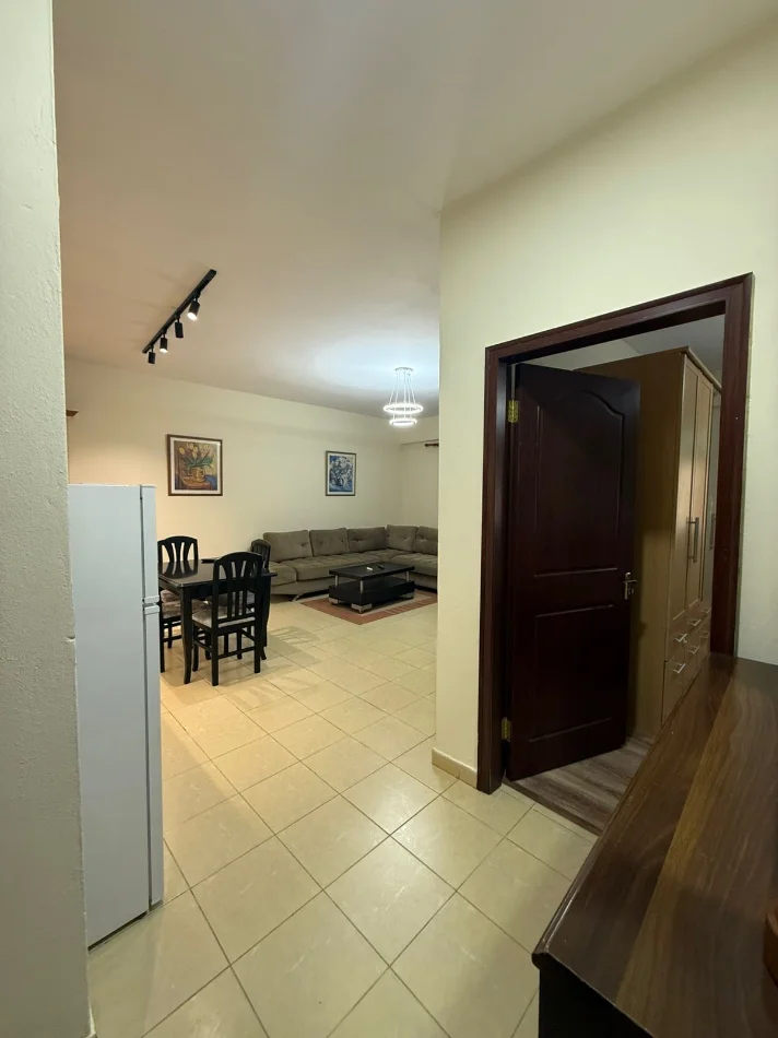 Tirane, jepet me qera apartament 1+1 Kati 2, 70 m² 500 € (Rruga e Barrikadave ne Qender)