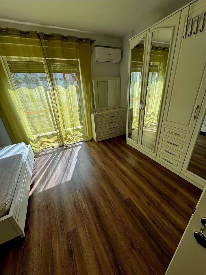 Tirane, jepet me qera apartament 2+1+Ballkon Kati 4, 100 m² 800 € (Liqenit Artificial Tirane)
