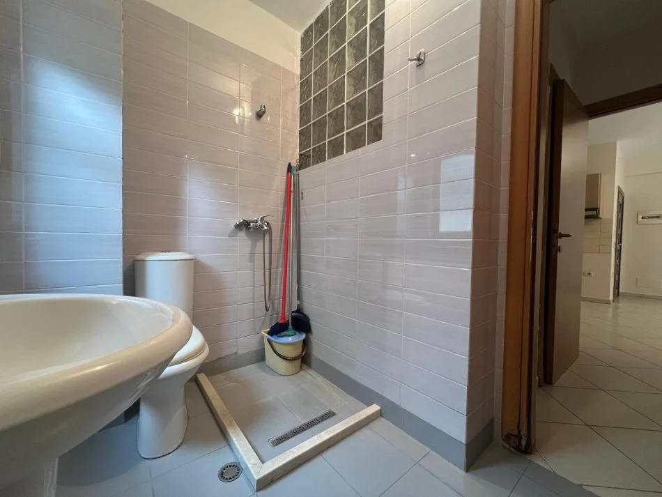 Tirane, jepet me qera apartament 1+1 Kati 1, 400 € (Tek Medreseja)