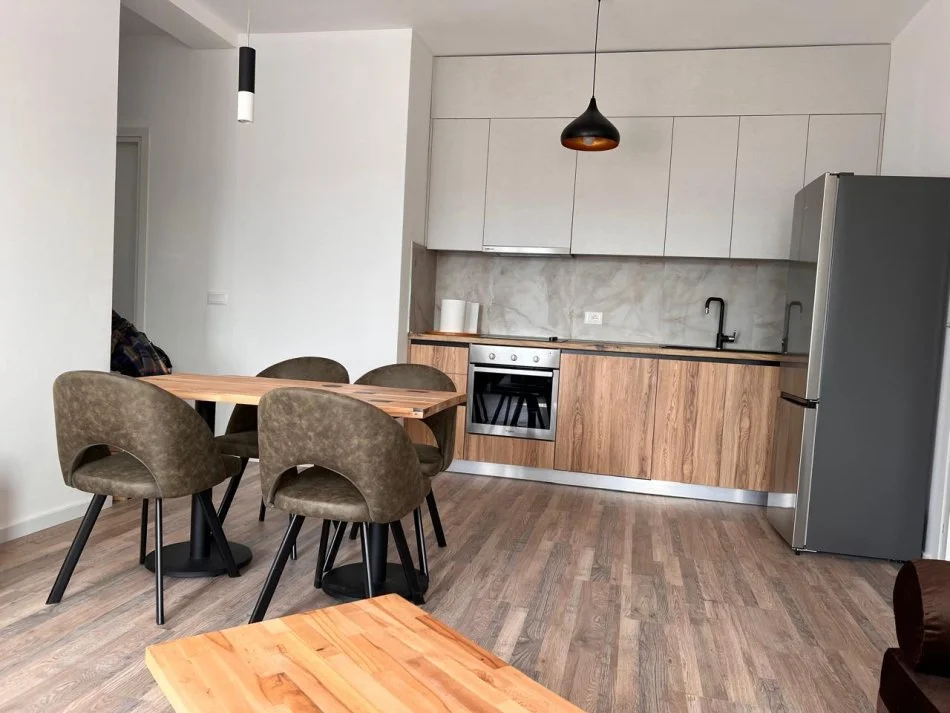 Tirane, jepet me qera apartament 2+1+Ballkon Kati 3, 100 m² 900 € (bulevardi i ri)