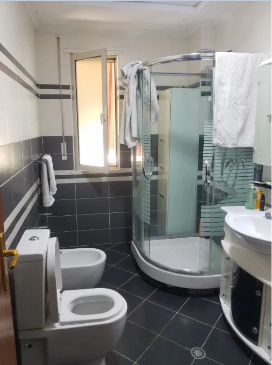 Tirane, jepet me qera apartament 2+1+Ballkon Kati 5, 96 m² 599 € (Ish parku i autobuzave pran kompleksit alba)