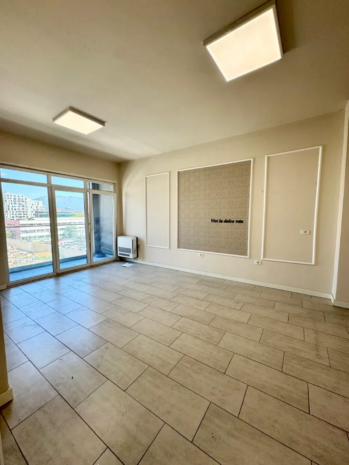 Tirane, jepet me qera apartament 1+1 Kati 3, 650 € (Square 21 / Rruga Sali Butka)